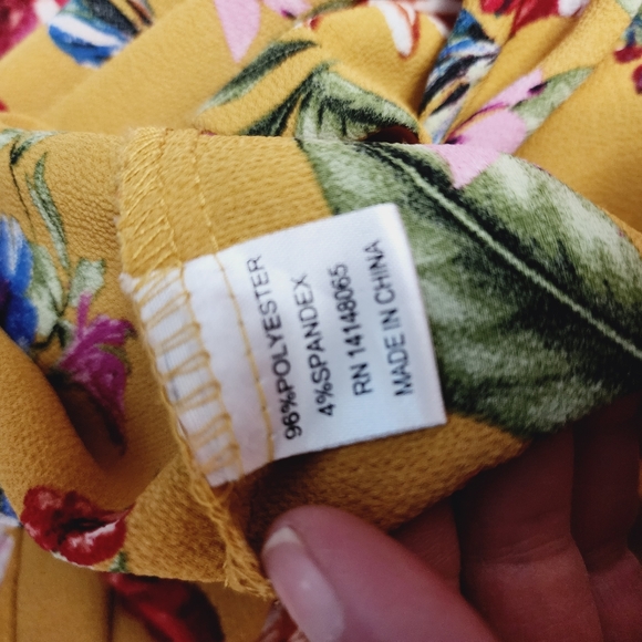 Profile Apparel Mustard Floral Split Neck ¾ Sleeve Blouse Size Medium - Picture 6 of 7